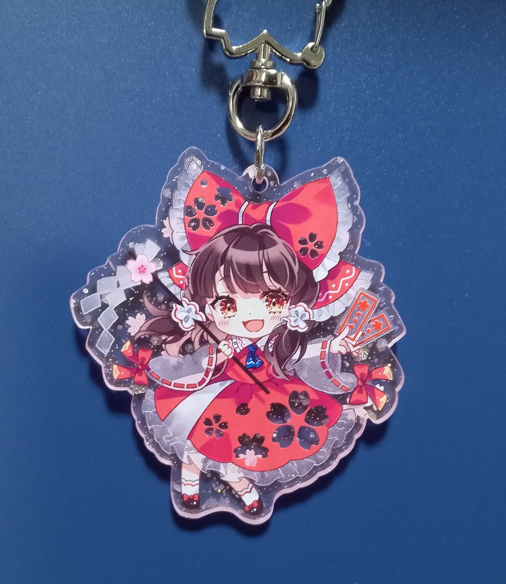 博麗霊夢 「春例に持っていく桜霊夢アクキー届いた!アクリル自体が桜フレーク&amp;ラメ入り」|東天紅🐔例大祭き42abのイラスト