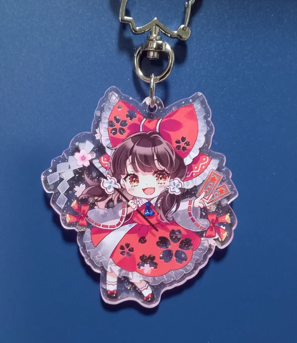 春例に持っていく桜霊夢アクキー届いた!アクリル自体が桜フレーク&amp;ラメ入りでとっても可愛いので、あえての片面印刷になってます 
