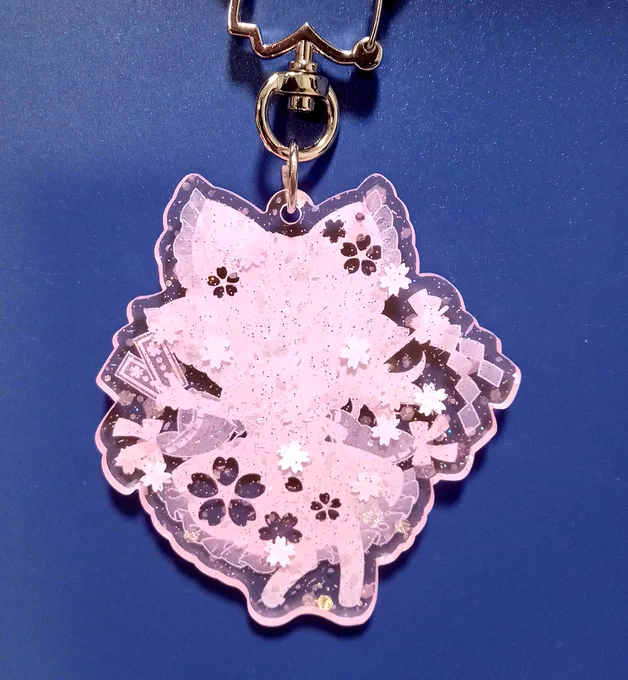 春例に持っていく桜霊夢アクキー届いた!アクリル自体が桜フレーク&amp;ラメ入りでとっても可愛いので、あえての片面印刷になってます 