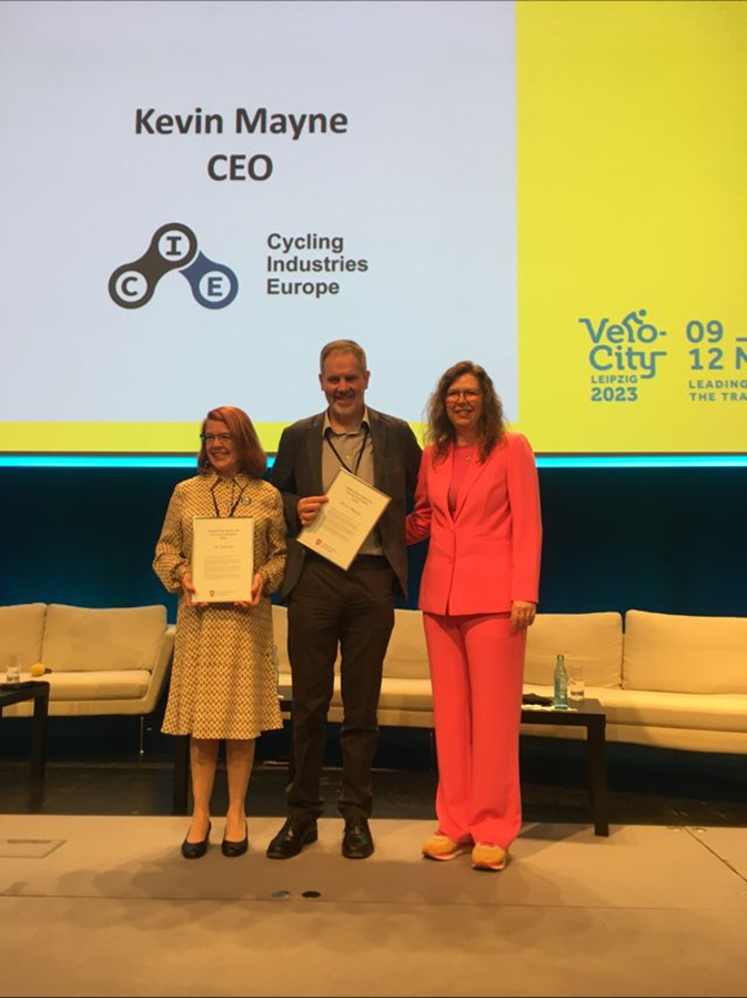 Call for Nominees for CED’s Leadership Award for Cycling Promotion 2024! Nominate someone who has pushed the cycling agenda, has vision, innovative ideas, and can get things moving. Send nomination to info@cycling-embassy.org before May 3, 2024
cyclingsolutions.info/embassy/call-f…