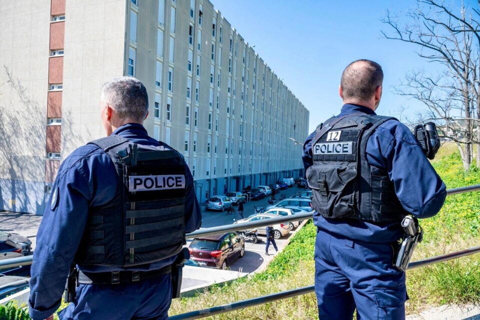 🔴 INFO - #FaitsDivers : Hier, un septuagénaire a été agressé chez lui à #Marseille. En rentrant à 23h30, il a trouvé une quinzaine de jeunes dans le hall de son immeuble. Après leur avoir demandé de partir, il a été ignoré, puis encerclé, frappé et poignardé. Trois suspects