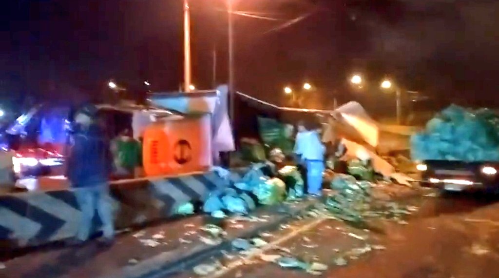 Camión cargado con verdura volcó en tramo entre San Cristóbal y Las Charcas.