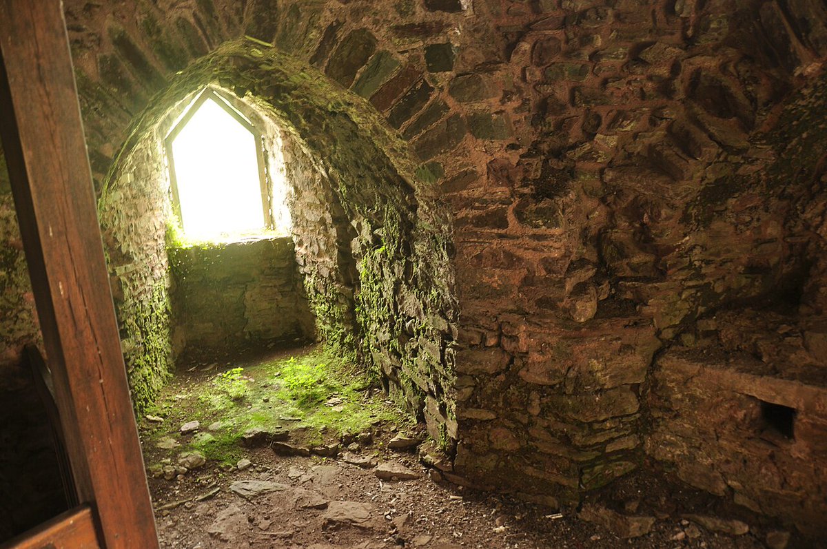 El castillo de Laugharne en #Gales fue erigido en 1116 pero debido a la inestabilidad de la zona fue mejorado por los normandos y los Tudor.

Destruido en 1257, en 1403 repelió un asedio. En 1644 fue sitiado e inutilizado con fuego de cañones, convirtiéndose en ruina romántica.