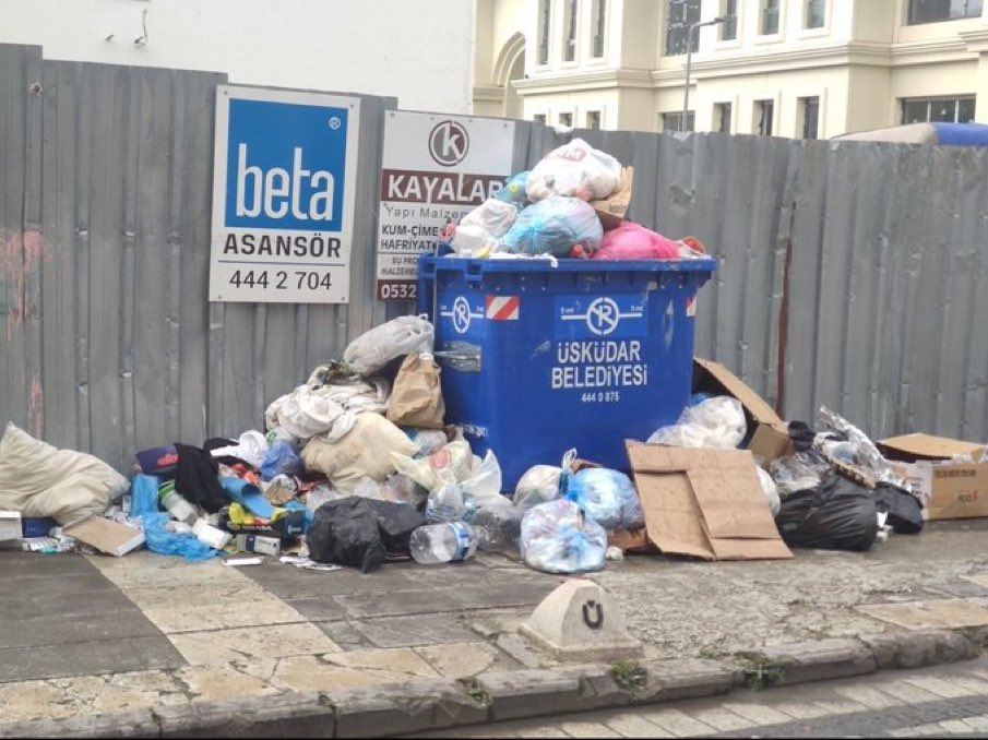 Dünden beri vatandaşlar bize ulaşıp Üsküdar belediyesi ile ilgili şikayetlerini dile getiriyor Kıymetli Üsküdarlılar, Ben Üsküdar belediye başkanı değilim, Üsküdar CHP’li belediyeye geçti, yapabileceğim sosyal medyadan şikayetlerinizi dile getirmek olur Allah yardımcınız olsun