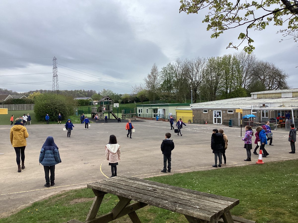 bdps27's tweet photo. Walking for water day one. HUGE da iawn to Dosbarth Tri today. One mile walked for WaterAid @brynderiprimary @BrynDeriPTA @WaterAidUK https://t.co/R4VHOEMPKZ