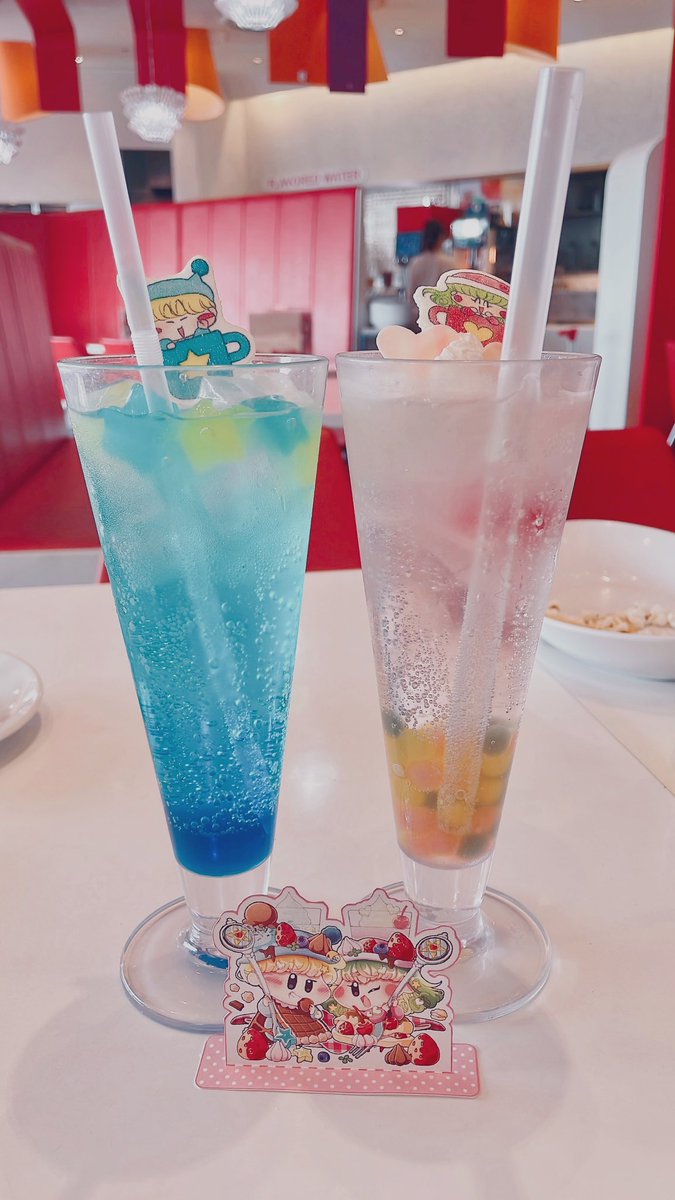 pi_no_0320's tweet photo. ミルモのスイーツパラダイスでミルリルいっぱい食べてきました〜〜🥰🫶おいしかった!!!!右にも左にも前にもミルモ好きな方が座っていてミ、ミルモ好きな方達に囲まれている……!!!!って興奮、緊張しながら食べてた……ミルモっぽい服着てミルリルの絵をペーパースタンドにしてウッキウキなぴのでした😉 https://t.co/puMw49V8Qu