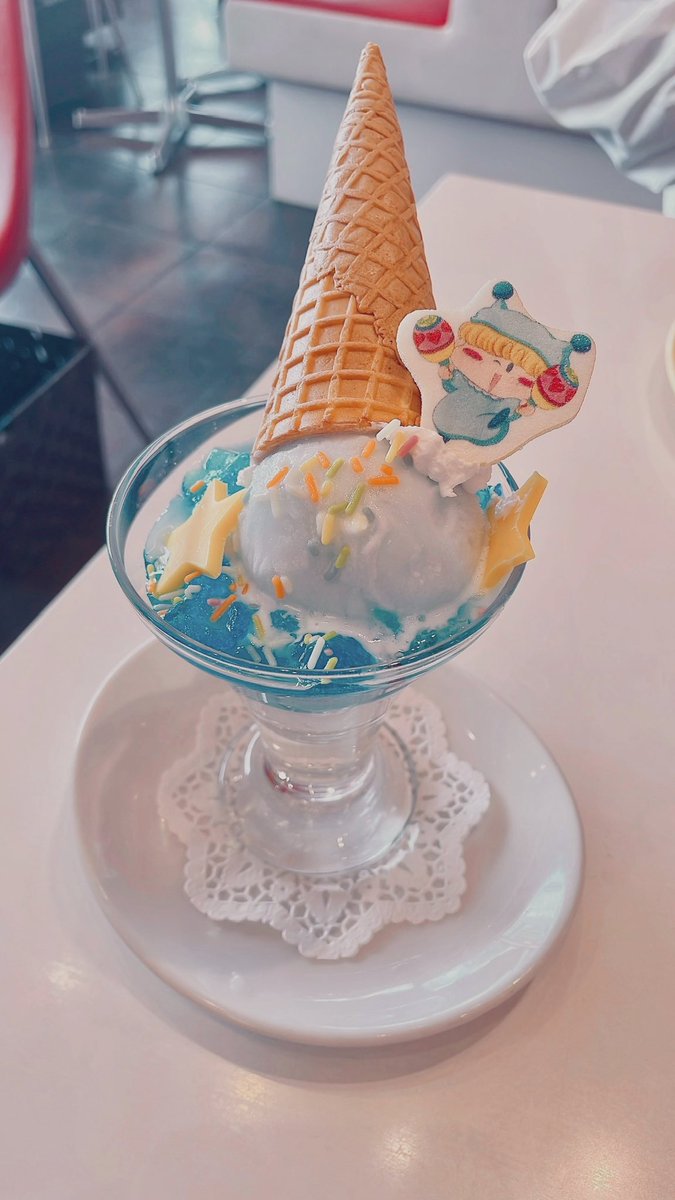pi_no_0320's tweet photo. ミルモのスイーツパラダイスでミルリルいっぱい食べてきました〜〜🥰🫶おいしかった!!!!右にも左にも前にもミルモ好きな方が座っていてミ、ミルモ好きな方達に囲まれている……!!!!って興奮、緊張しながら食べてた……ミルモっぽい服着てミルリルの絵をペーパースタンドにしてウッキウキなぴのでした😉 https://t.co/puMw49V8Qu