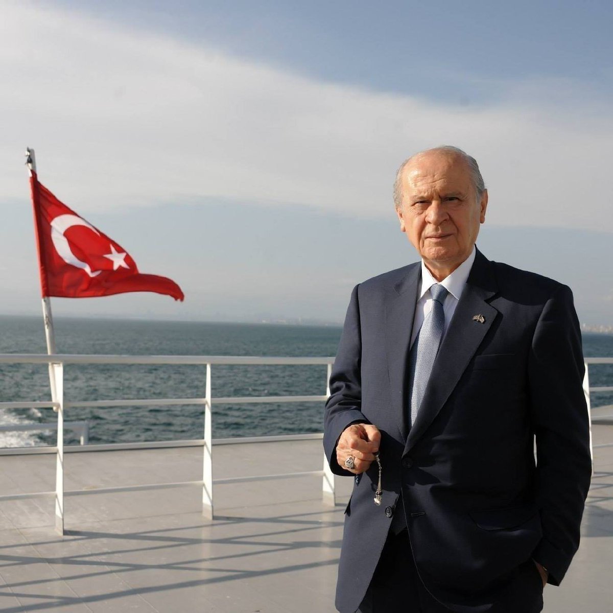 MHP Genel Başkanı Devlet Bahçeli; 'Türk bayrağını kabullenemeyen şerefsizlerin Türkiye Cumhuriyeti vatandaşlığından derhal çıkarılması, mallarına - mülklerine el konulması, bunun yanında DEM Parti hakkında kapatma davasının açılarak bölücü milletvekillerinin dokunulmazlıklarının