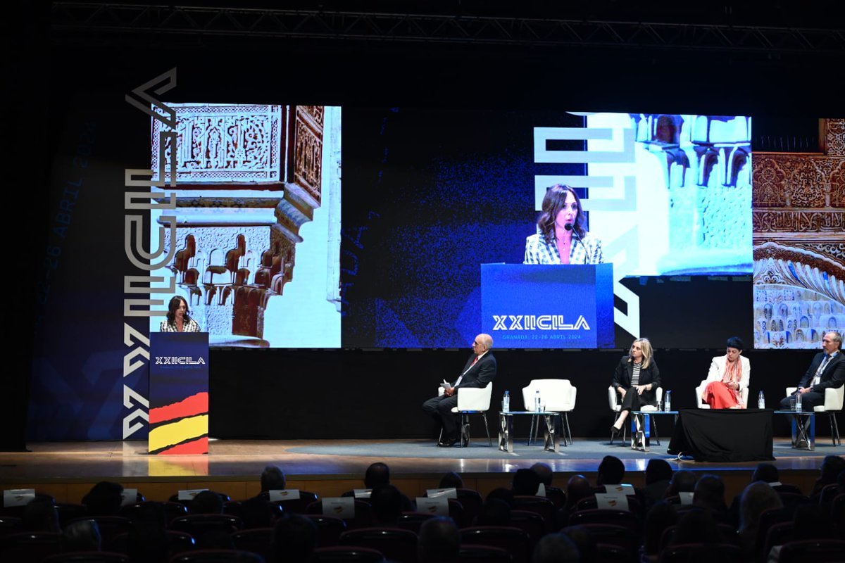 Rocio_DiazJ's tweet image. El Gobierno de @JuanMa_Moreno apuesta por la innovación y la #sostenibilidad en su red de carreteras. 

#Andalucía está a la cabeza en el impulso de nuevos asfaltos sostenibles (#masai). 

Así lo he expuesto esta mañana en #Granada en la apertura del @XXIICILA.