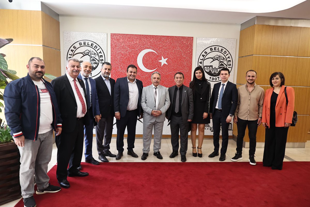 İyi Parti Talas Belediye Başkan adayı Göker Gözütok, Talas İlçe Başkanı ve belediye meclis üyeleri hayırlı olsun dileklerinde bulundular. Nazik ziyaretlerinden dolayı teşekkür ediyorum.