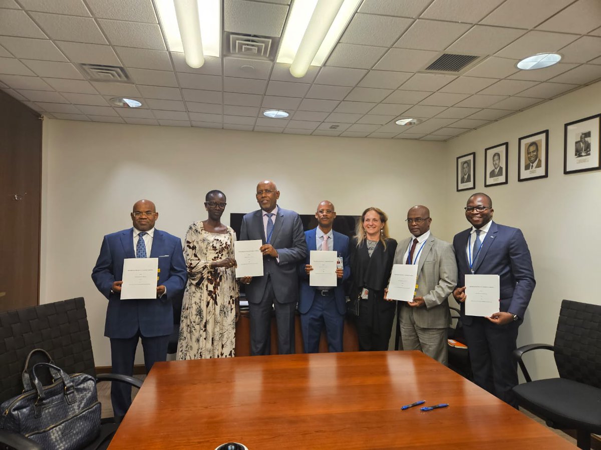 RoblehDr's tweet photo. Cérémonie de signature d'un don de Gavi et de la Banque mondiale pour la formation exécutive des hauts cadres Djiboutiens sur le financement de la santé. https://t.co/6KpsdA7KQD