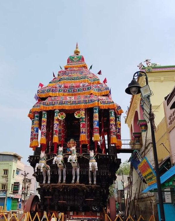 The Theradi Mandapam, seen on the right hand side, is from where Swami is taken into the Chariot. This was built by Dalavaay Ariyanatha Mudaliar during 1570. A 450 plus year legacy !! #Madurai