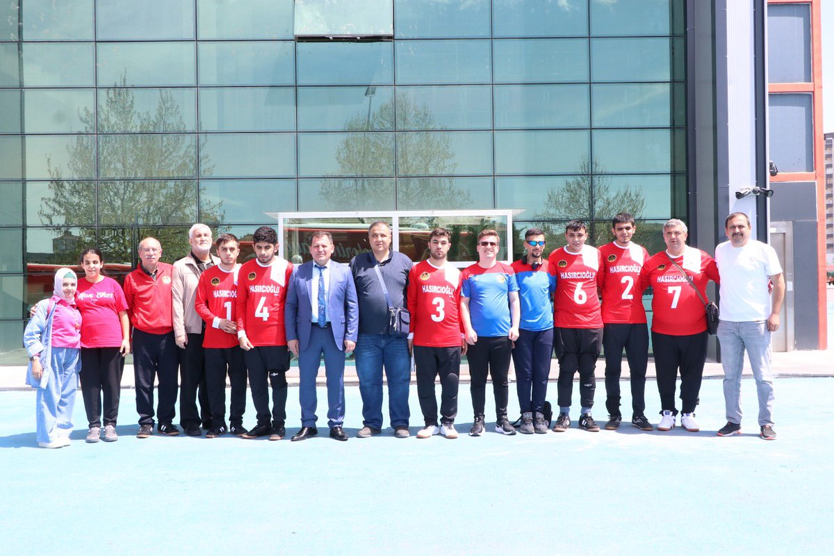 Kahramanmaraş Görme Engelliler Spor Kulübü Başkanı Mustafa Çakmak,kulüp yöneticileri ve sporcuları Gençlik ve Spor İl Müdürü Ali İhsan Kabakcı'yı ziyaret etti.