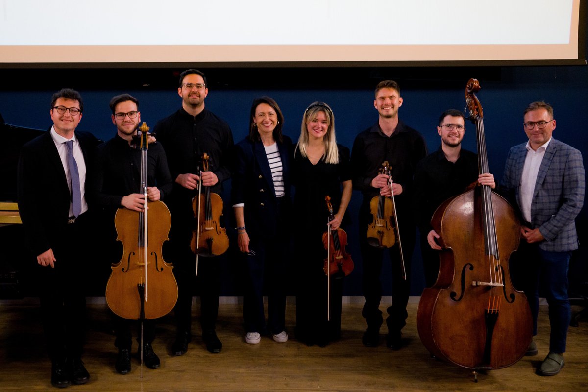 Las Matinés del Capitol 📷
Ayer disfrutamos del talento del pianista #JoséAlbertoDelCerro, acompañado por el Pequeño Quinteto Nocturno; cautivándonos con obras de Mozart, Beethoven y Shostakovich.
¡Emoción y maestría musical! 🎹🎻 
#CiezaFilarmónica #MúsicaClásica #CiezaCultural