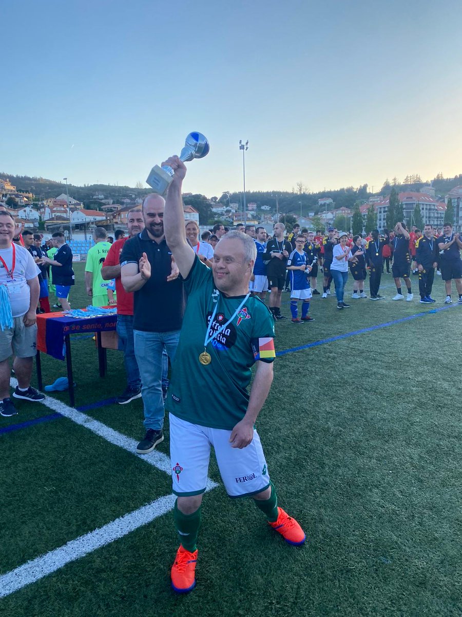 racingferrolsad's tweet photo. O noso equipo Genuine desfrutou dunha inmellorable xornada de fútblo no Torneo Erizana Integra.

Moitas grazas ao clube anfitrión, o @Erizana_CF, pola invitación. 

https://t.co/CGWzbVbYAr https://t.co/KvBhMtuGMC