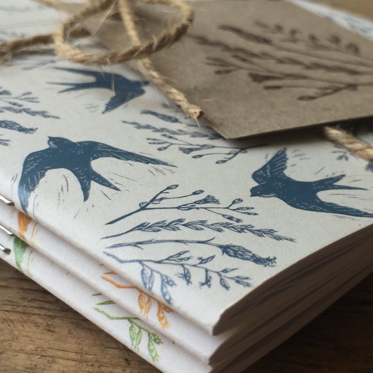 Just one more of these packs of notebooks left until my local printer delivers some more. I hope that, like the swifts illustrated, they'll fly here soon 💚#earlybiz #shopsmall #giftfornaturelover #swifts sarahrobinsondesigns.etsy.com/listing/159077…
