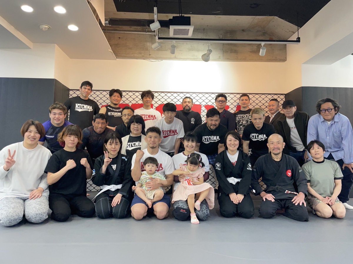 okada244's tweet photo. 神田くんジムOPENおめでとう！
#KTCMMA
#神田T800周一 https://t.co/MPCjGRuWWp