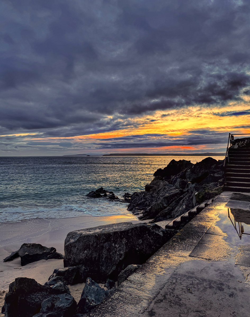 Porthgwidden daybreak.
#cornwall #kernow #lovecornwall #uk #explorecornwall #cornishcoast #sea #ocean #visitcornwall #capturingcornwall #stives #stivescornwall #sky #marine #sunrise #dawn #stivesbay #morning #daybreak #cloud #architecture #porthgwidden #beach @beauty_cornwall