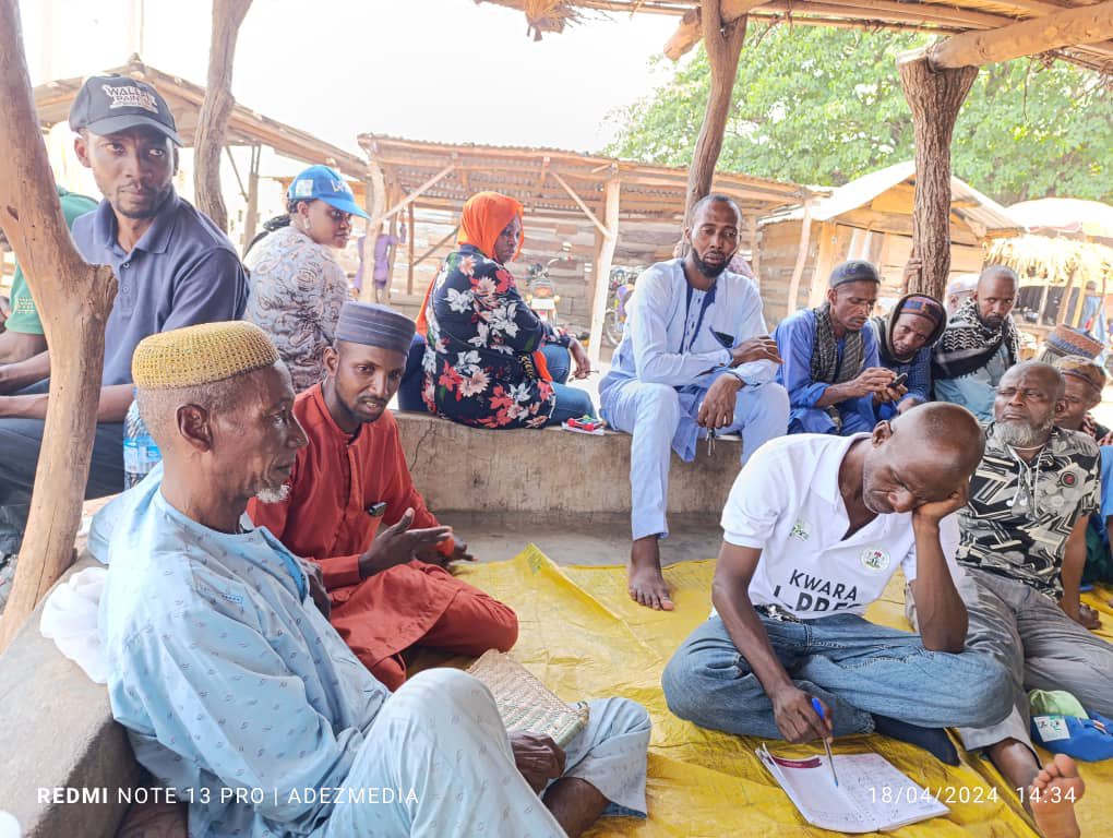 Engaging with stakeholders especially at the grassroots is a crucial aspect of our implementation process.

We were recently at Lata-Nna in Patigi Local Govt Area of Kwara to interact with Seriki Fulani of Lata-Nna, Alh. Moh’d Juli & Youth Rep.
#KwaraLPRES
#stakeholderengagement