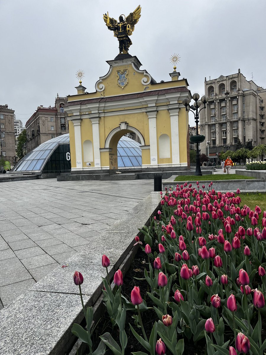 ElenaShostak1's tweet photo. Good morning.
The demo version of summer is over and the cold cyclone continues to be #inUkraine. I took out warm clothes again π€·ββοΈ
Meanwhile, the tulips continue to bloom and the warmth promises to return soon.
Have a good week !
#CalminKyiv https://t.co/KZLFvnr9KC