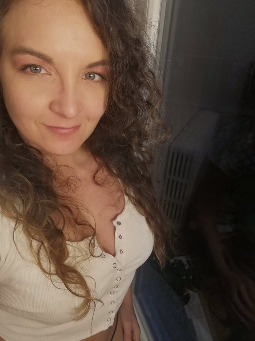 Quoi de pr&eacute;vu ce soir ?  Devine mon programme ? 😋 https://t.co/umz4t6INeQ