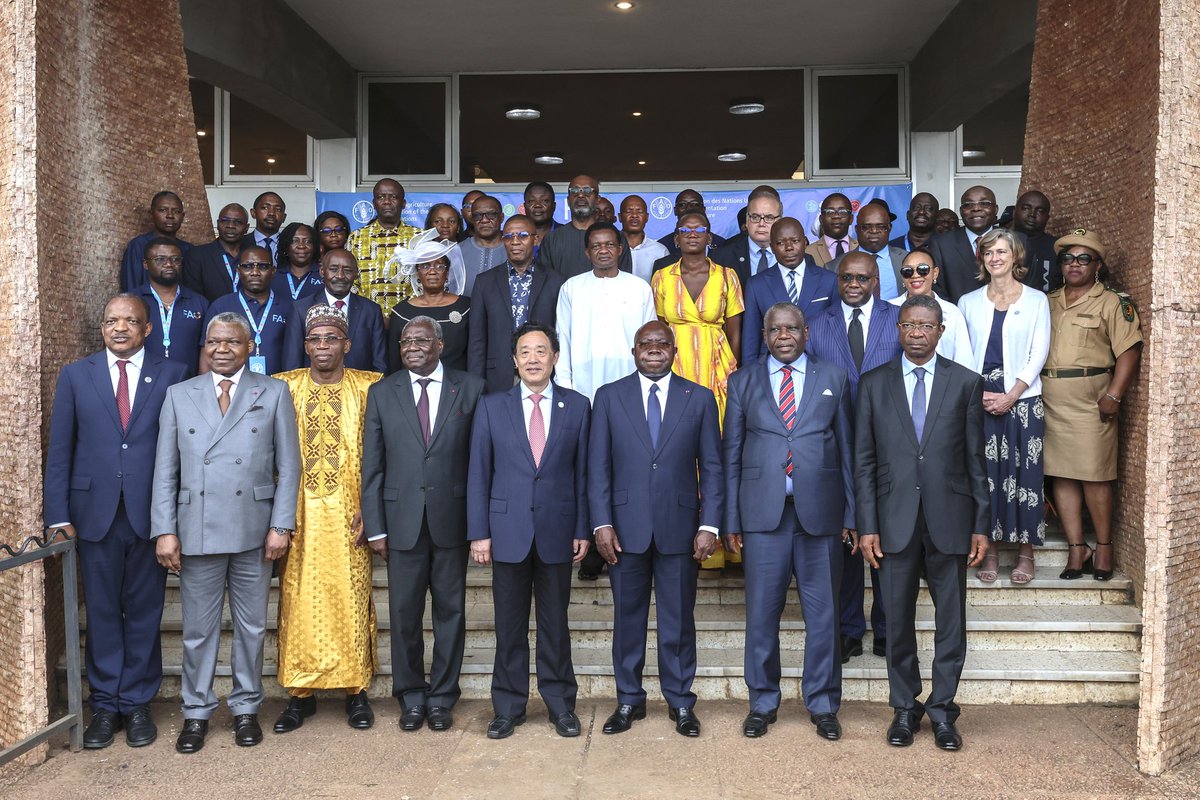 At the launching ceremony of the #GreenCitiesInitiative in #Yaounde, 7 municipalities handed over their letters of intend to join the race of green, sustainable &amp; comfortable cities to <a href="/FAODG/">FAO Director-General QU Dongyu</a>.
This aims to improve the livelihood and well-being of urban and peri-urban populations.