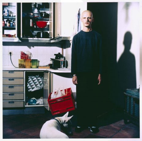 museoreinasofia's tweet photo. Lamentamos el fallecimiento de Pierre Gonnord. 
Ha sido un fotógrafo clave en la valoración de la fotografía como medio de crítica de la representación en el arte contemporáneo, un artista conocido por su presencia continuada en España, residente en Madrid y con exposiciones regulares en Juana de Aizpuru.

📷 1: Delfin in the Kitchen (Delfin en la cocina), 1999.
📷 2: Kevin, 2005.