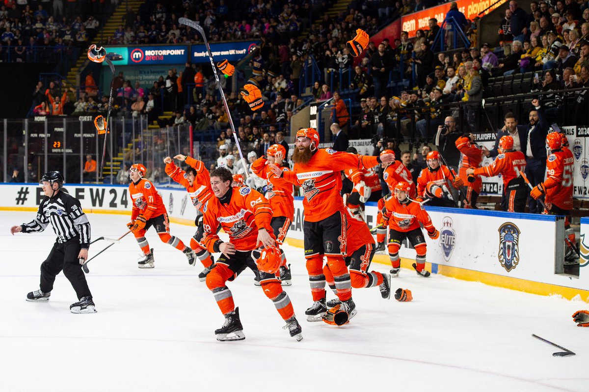 Up early to speak to Ellie Colton on @BBCSheffield’s Breakfast Show about the Sheffield Steelers historic Grand Slam. (0720) Listen back on BBC Sounds ➡️ bbc.co.uk/programmes/p0h… 📸 - James Assinder