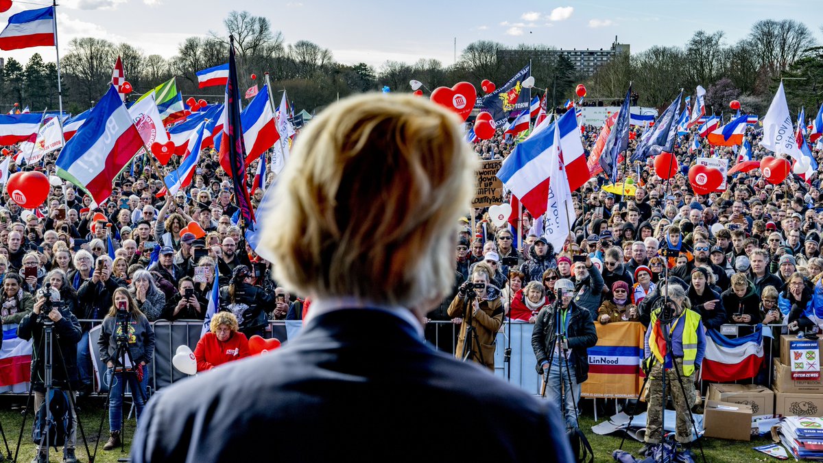 SanderSassen's tweet photo. In perspectief - Het bestaansrecht van de PVV

Leg uw oor eens te luisteren in uw stamkroeg, bij de kapper, op de markt, of in de kantine van uw sportclub en u hoort dan waarom tijdens de verkiezingen afgelopen november de PVV zo'n monsterzege boekte. U hoort dan wat er leeft onder het volk, de arbeiders, het midden- en kleinbedrijf. Mensen zoals u en ik die iedere dag naar hun werk gaan en feitelijk de motor zijn waar de economie van Nederland op draait.

Ik kan u de garantie geven dat deze mensen niet zijn vergeten dat het kabinet Rutte IV vorig jaar viel over migratie en specifiek over maatregelen om de asielinstroom te beperken. De uitslag van de Tweede Kamerverkiezingen in november loog er wat dat betreft niet om; een monsterzege voor de PVV. De boodschap was daarmee luid en duidelijk: u wilde minder asielinstroom, u wilde minder uitvreters die vooral naar Nederland komen vanwege ons riante asielbeleid. Maar vooral wilde u minder asielinstroom omdat u zich terecht zorgen maakte om Nederland. U maakte zich zorgen om het feit dat de Westerse cultuur steeds meer onder druk komt te staan, omdat islamisering in Nederland een steeds grotere stempel drukt op onze samenleving.

Ook had u schoon genoeg van het feit dat asielzoekers een status aparte krijgen in Nederland en bijvoorbeeld met voorrang een woning krijgen, terwijl u kinderen minimaal 10 tot 15 jaar mogen wachten op diezelfde woning. U had geen goed woord over voor het feit dat maar liefst 58% van de asielzoekers na vijf jaar nog steeds geen baan heeft en een volledige uitkering krijgt, terwijl u iedere dag vroeg op moet om naar uw werk te gaan en dit mag bekostigen. U kon ook niet begrijpen waarom inmiddels ruim 85% van de asielaanvragen zonder pardon worden goedgekeurd.

Tevens gaf u aan helemaal klaar te zijn met het feit dat Nederlanders met een migratieachtergrond al decennialang oververtegenwoordigd zijn in de misdaadcijfers. U gaf aan zich niet op uw gemak te voelen in veel grote steden waar u in bepaalde wijken vaak de enige Nederlander bent op straat. Of waar u zich, terecht, zorgen maakt of u nog wel veilig over straat kunt door de fors toegenomen criminaliteit op straat. Vooral criminaliteit gericht tegen uw vrouw of dochters baart u zorgen, omdat zij statistisch gezien vaker het slachtoffer zijn van straatcriminaliteit.

Dat dit allemaal verdiensten zijn van vier kabinetten Rutte en zijn voorgangers is u ook niet ontgaan, vandaar dat u afgelopen juli massaal de traditionele partijen links liet liggen en koos voor een koers op rechts. Dat verklaart dan ook meteen het bestaansrecht van de PVV. Men is het zat, de Nederlandse kiezer wil dat er een andere koers wordt gevaren. En daarmee is de PVV niet de oorzaak, maar het gevolg van decennia aan beleid waar inmiddels geen steun meer voor is onder de Nederlandse bevolking.

#pvv #asiel #migratie #spreidingswet #verkiezingen #timmermans #wilders #volkert #bestaansrecht #tweedekamer #kabinet #formatie