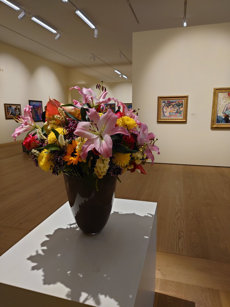 Still Life with Flowers, in the Kunsthaus, Zürich. Except that it wasn't an art installation. It was simply lovely flowers. With a Georges Braque painting behind. #LundiFleuri