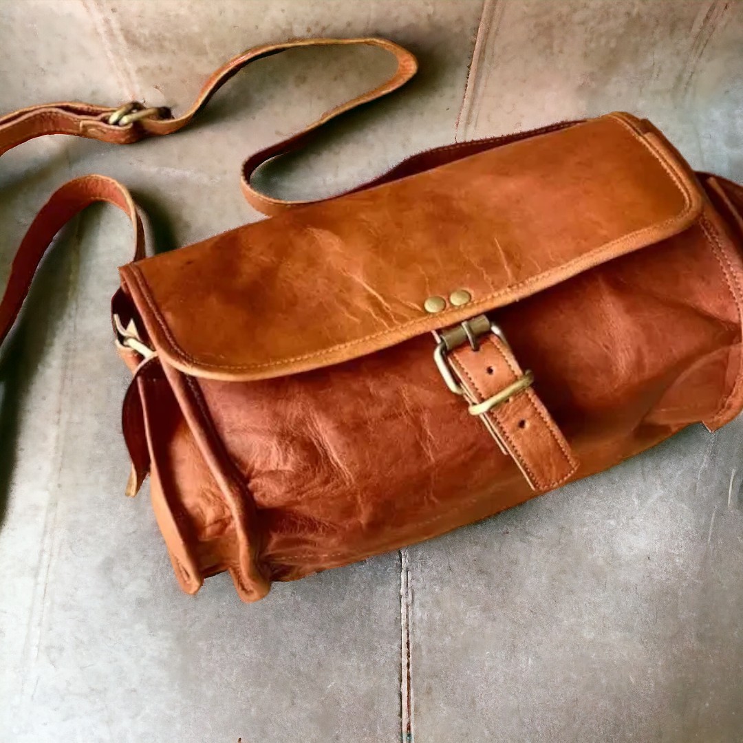 Introducing our stylish Leather Crossbody Bag!
Whether it's for your everyday needs or a special gift, this bag has you covered. 
#leathercrossbody #leatherbags #brownleatherbag #blackleatherbag #leatherbagstore #leatherbagshop #leatheritemsforsale #leatherbaghandmade #GoJetsGo