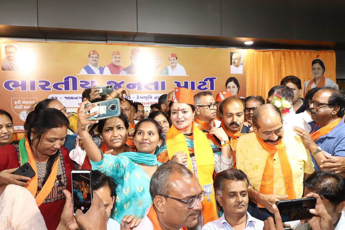 PoonambenMaadam's tweet photo. જામનગર લોકસભા ક્ષેત્રમાં સમાવિષ્ટ ૭૯ જામનગર (દક્ષિણ) વિધાનસભાના ચૂંટણી મધ્યસ્થ કાર્યાલયનું શુભારંભ કરવામાં આવ્યું.

આદરણીય વડાપ્રધાન શ્રી @NarendraModi સાહેબના નેતૃત્વમાં માત્ર ૧૦ વર્ષની અંદર રચાયેલ વિકાસગાથામાં વધુ નવા પ્રગતિના અધ્યાય ઉમેરવા માટે હાલારના લોકોમાં અપાર ઉત્સાહ છે. https://t.co/9Qx3YgdtNH