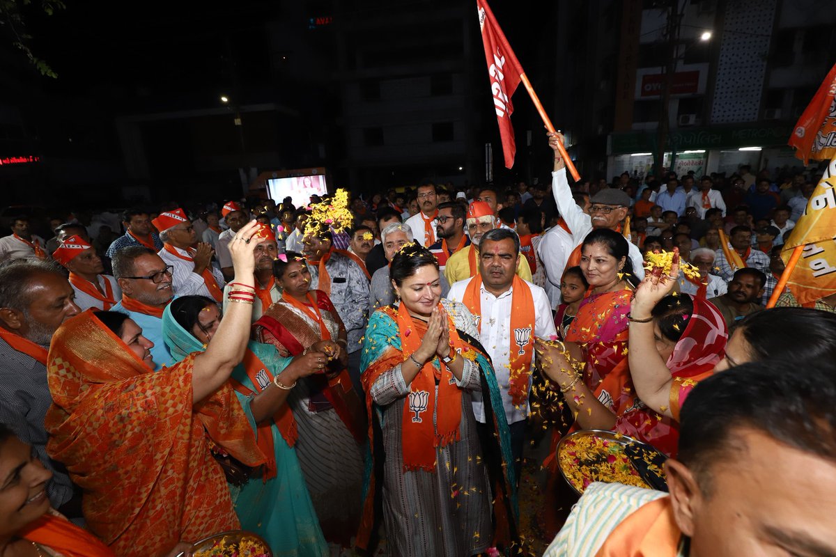 PoonambenMaadam's tweet photo. જામનગર લોકસભા ક્ષેત્રમાં સમાવિષ્ટ ૭૯ જામનગર (દક્ષિણ) વિધાનસભાના ચૂંટણી મધ્યસ્થ કાર્યાલયનું શુભારંભ કરવામાં આવ્યું.

આદરણીય વડાપ્રધાન શ્રી @NarendraModi સાહેબના નેતૃત્વમાં માત્ર ૧૦ વર્ષની અંદર રચાયેલ વિકાસગાથામાં વધુ નવા પ્રગતિના અધ્યાય ઉમેરવા માટે હાલારના લોકોમાં અપાર ઉત્સાહ છે. https://t.co/9Qx3YgdtNH