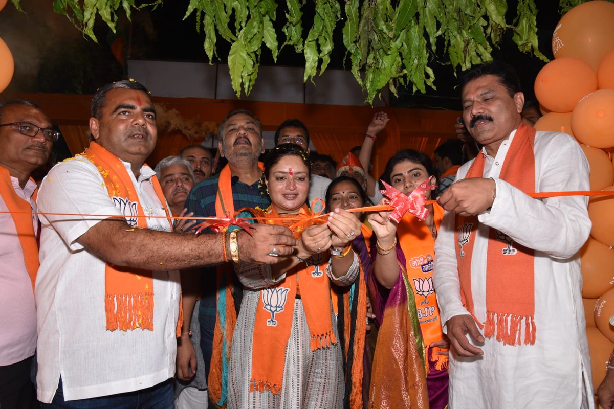 PoonambenMaadam's tweet photo. જામનગર લોકસભા ક્ષેત્રમાં સમાવિષ્ટ ૭૯ જામનગર (દક્ષિણ) વિધાનસભાના ચૂંટણી મધ્યસ્થ કાર્યાલયનું શુભારંભ કરવામાં આવ્યું.

આદરણીય વડાપ્રધાન શ્રી @NarendraModi સાહેબના નેતૃત્વમાં માત્ર ૧૦ વર્ષની અંદર રચાયેલ વિકાસગાથામાં વધુ નવા પ્રગતિના અધ્યાય ઉમેરવા માટે હાલારના લોકોમાં અપાર ઉત્સાહ છે. https://t.co/9Qx3YgdtNH