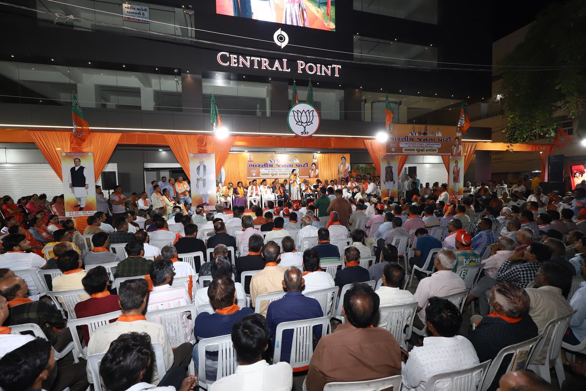 PoonambenMaadam's tweet photo. જામનગર લોકસભા ક્ષેત્રમાં સમાવિષ્ટ ૭૯ જામનગર (દક્ષિણ) વિધાનસભાના ચૂંટણી મધ્યસ્થ કાર્યાલયનું શુભારંભ કરવામાં આવ્યું.

આદરણીય વડાપ્રધાન શ્રી @NarendraModi સાહેબના નેતૃત્વમાં માત્ર ૧૦ વર્ષની અંદર રચાયેલ વિકાસગાથામાં વધુ નવા પ્રગતિના અધ્યાય ઉમેરવા માટે હાલારના લોકોમાં અપાર ઉત્સાહ છે. https://t.co/9Qx3YgdtNH