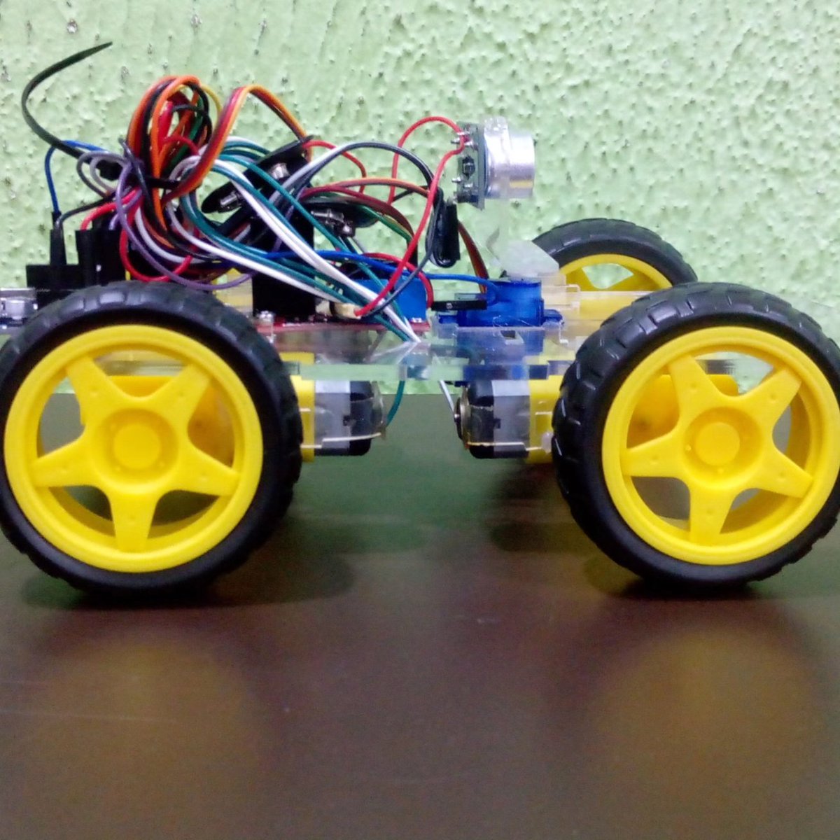 Our team is exploring how to make a #DIY 4 wheels #Robot by using Laser cutter Machine to cut the plexiglas frame, #Arduino uno and L298N driver, motors, for control...
@arduino
@dhonou 
@Re_FFAO