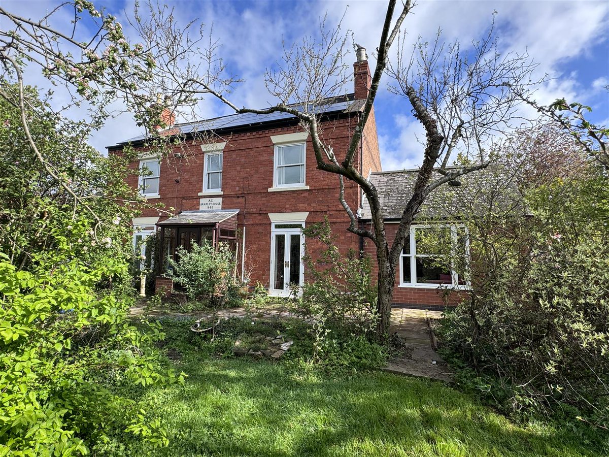 A rare and exciting opportunity to purchase this handsome period home
🌼4 Double Bedrooms
🌍Southwell
📍Southwell Office 
☎️01636 816 200 
🌐ow.ly/N1h150Ri6a6
#proudguildmember #guildproperty #richardwatkinson #familyhome #onthemarket #rightmove #zoopla #forsalesouthwell