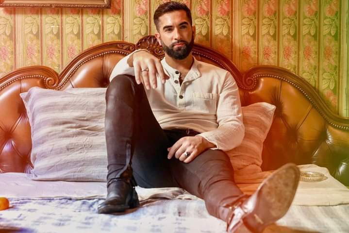 On nous annonce que Kenji Girac, chanteur et guitariste, a été l'objet d'un tir potentiellement mortel cette nuit. Il a été touché à la poitrine et son pronostic vital serait engagé. Triste France.