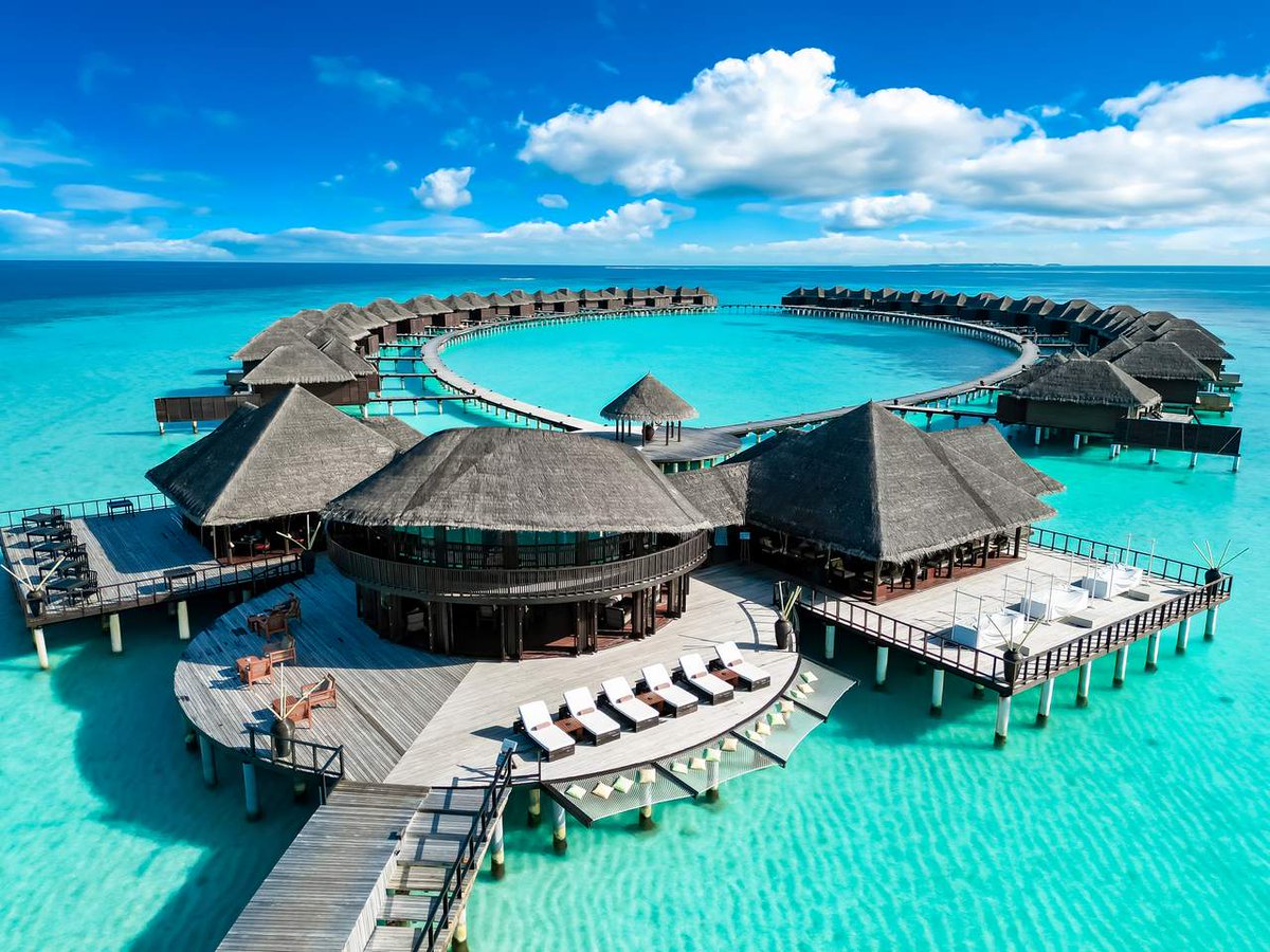 17 fabulous hotels in the Maldives. #Maldives thetravelmagazine.net/luxury-hotels-…