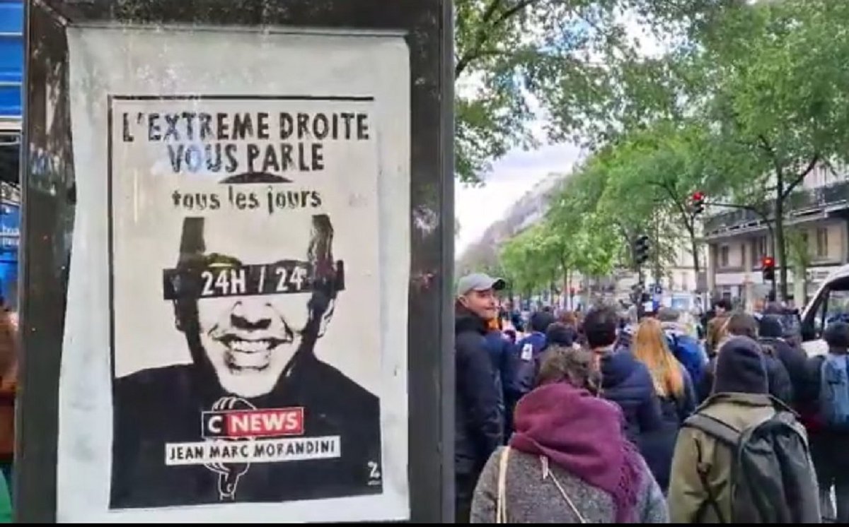 Appel au lynchage ciblé des journalistes de #Cnews par des affiches placardées dans les rues de Paris par la bande à #mélenchon, pendant la prétendue marche contre le #racisme et l'#islamophobie : les haineux affichent leur haine de l'autre en haut de l'affiche !