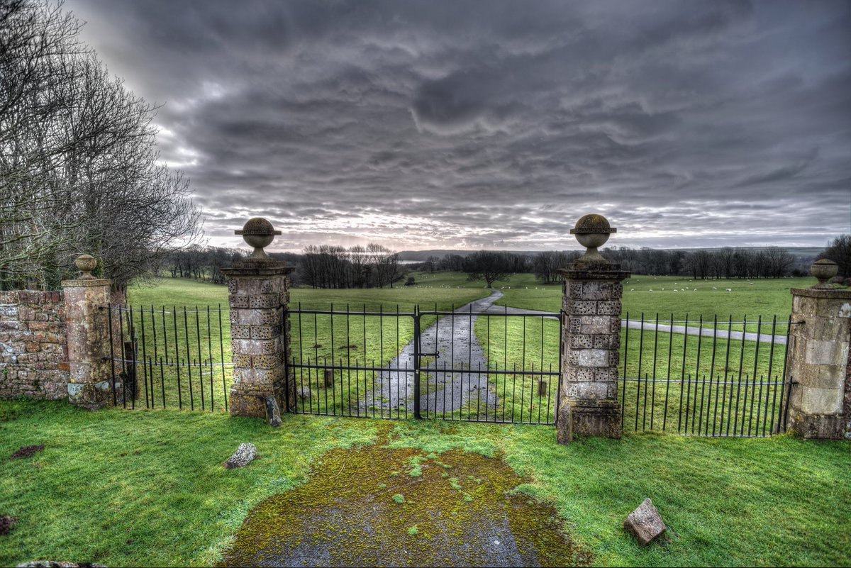 the old gated entrance to the Penrice Estate situated between #Oxwich and #Reynoldston 

join me for a photographic tour from the source of the #RiverTawe to the coast of #Gower

#43 from the series ‘from river to sea’

#uk #wales #canon5d #ThePhotoHour #StormHour #historic