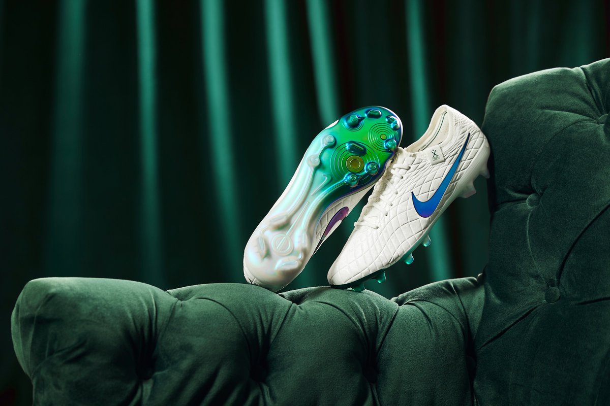 Continuing to celebrate the three decade milestone since the silo first debuted, @nikefootball release the Tiempo Legend X ‘Pearl’, with a more classic take on the traditional 30th anniversary stylings. Closer look: soccerbible.com/performance/fo…