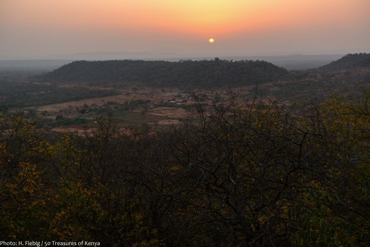 Nzambani Rock in Kitui County is an overlooked landscape by the locals, but this towering stone outcrop has an interesting story tied to it. Click the link to uncover the allure of Nzambani and more of Kitui County. #KeSafari bit.ly/KituiKE