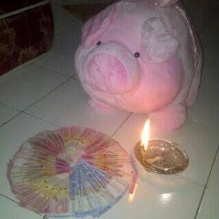 Sibuk menjadi lilin untuk menyinari orang lain, sedangkan diri ini habis terbakar