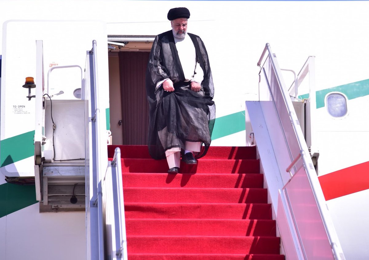 🚨Iranian President Ebrahim Raisi arrives in Pakistan for a 3-day official visit. The delegation, comprising top officials including the foreign minister and cabinet members, aims to strengthen bilateral ties between the two nations. (1/2)