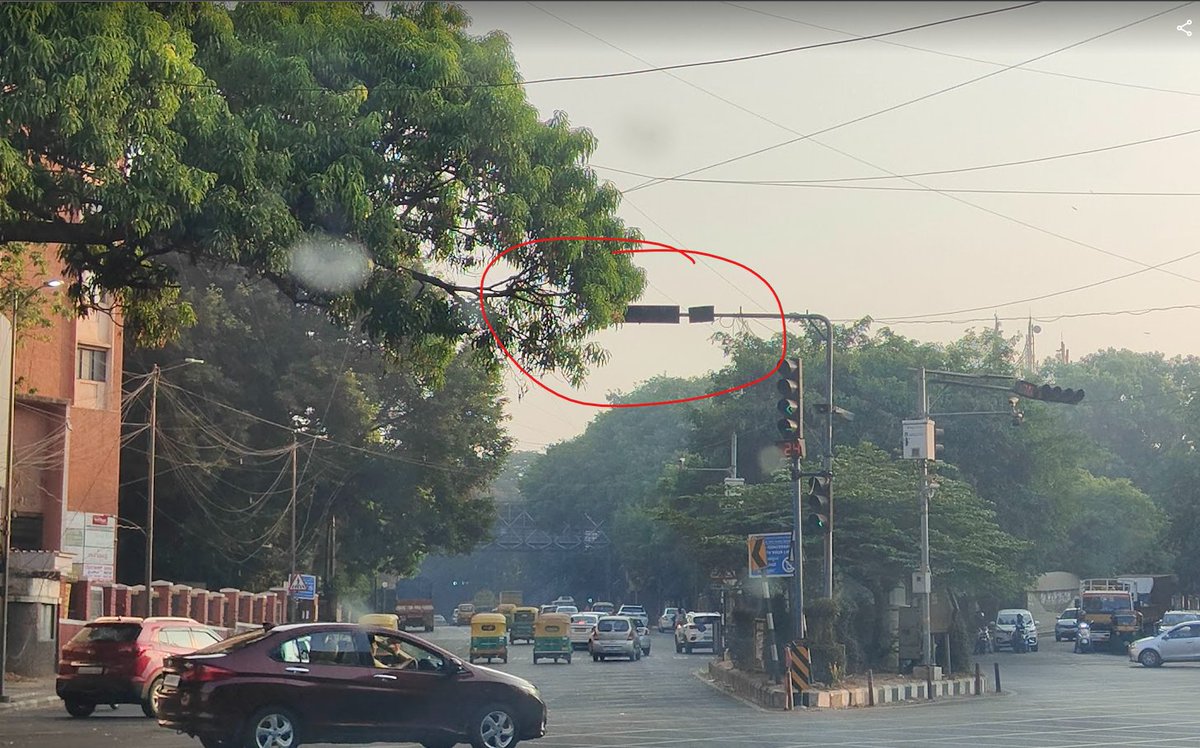 sk3pa1's tweet photo. @highgroundtrfps This photo was taken today(4/22/2022) morning. Signal lights are covered by the tree. Would be good if you can get it trimmed. Kindly forward to the concerned authority if this is not under your jurisdiction.

Location: Race course road, Basaveshwara circle. https://t.co/yQJ0uH8DiC