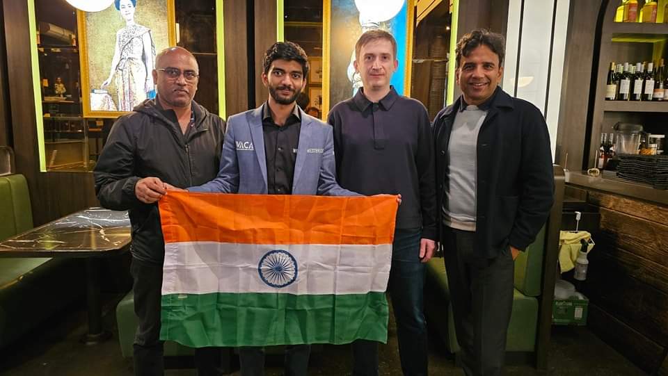 Gukesh becomes youngest player to win #FIDECandidates2024! 

Pic: Gukesh with dad Rajinikanth, trainer Gajewski and sponsor Sandeep Singhal (WestBridge Capital). 

Photo: Sagar Shah