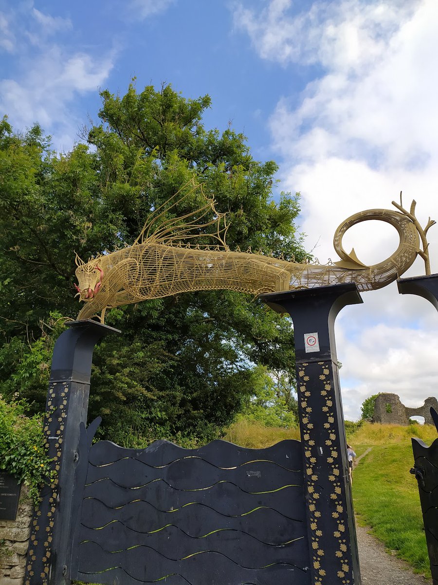 @DailyPicTheme2 A golden yellow dragon atop the gate of Newcastle Emlyn’s castle.
#DailyPictureTheme