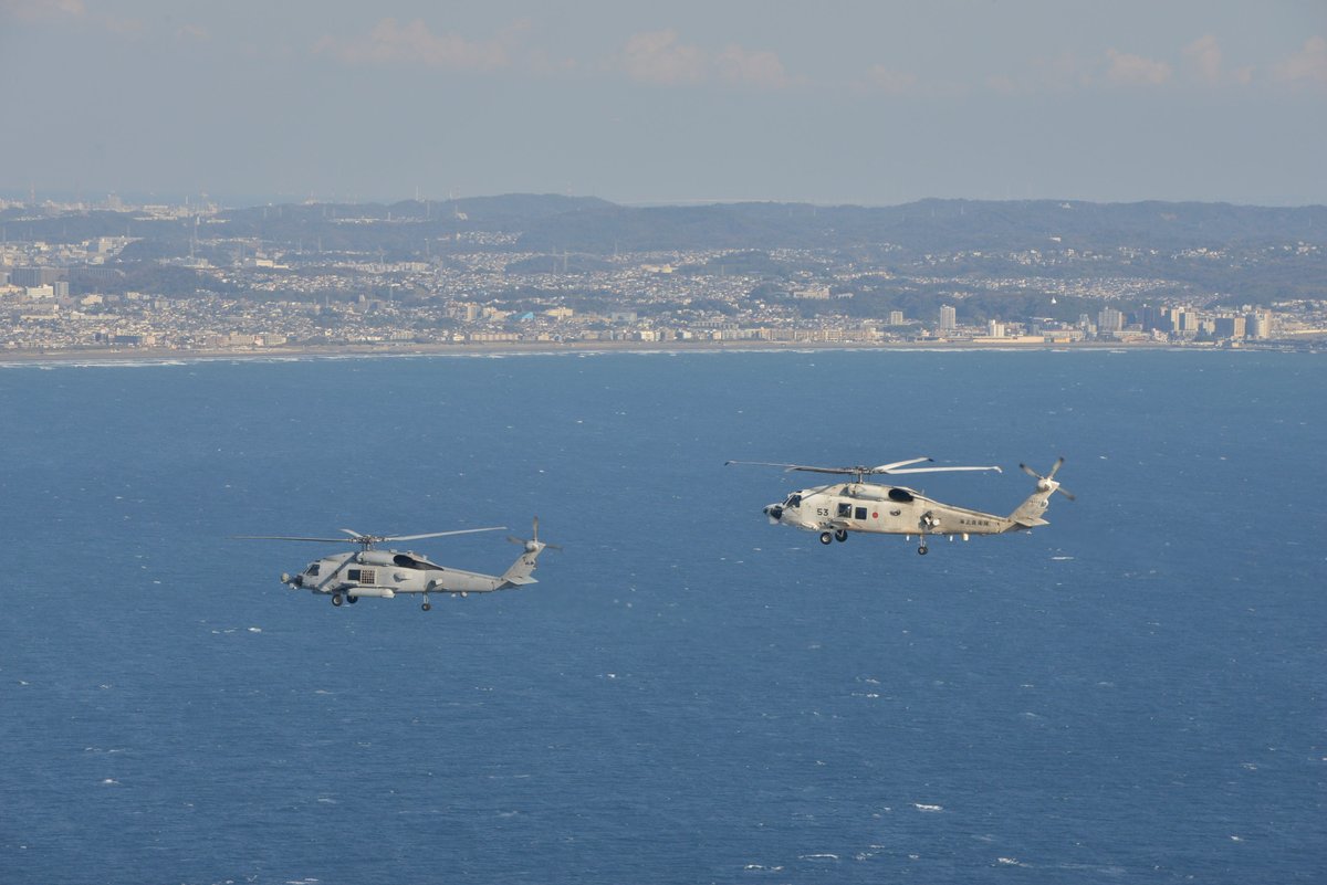 Two Japanese Navy Sikorsky SH-60K Helicopters Collide, 1 Dead, 7 Missing: defensemirror.com/news/36613/Two… #SH60K #helicopter #accident #collision #Japan #JMSDF #JapaneseNavy