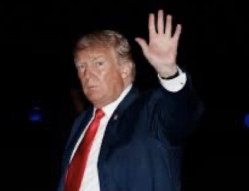 Raise a ✋ if you believe that he’s the worst president EVER! 🙋‍♂️